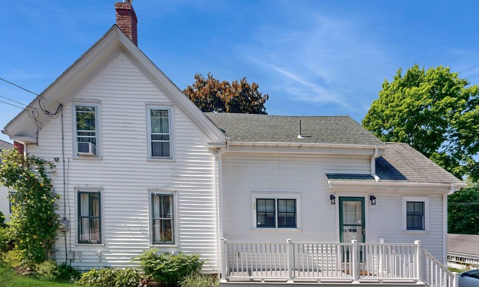 Wiscasset House | Beautiful River-View Retreat | Home Office | Walk 5 MInutes to Main Street