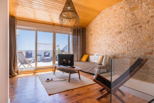 Santa Engracia Apartment | Beautiful River Views in Graça