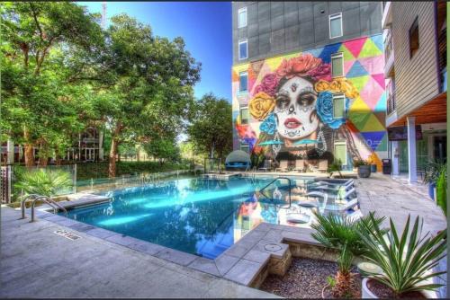 Downtown San Antonio Apartment | Beautiful RiverWalk Apt with Full Amenities, King Bed & Free Parking