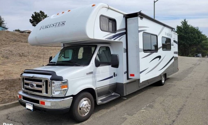 Grants Pass House | Beautiful RV Motorhome sleeps 6/Pet Friendly