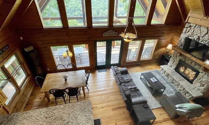 Russell Springs Cabin | Beautiful secluded cabin - sleeps 12, fire pit, fishing pond, grill, game room