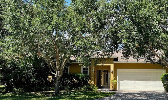 Sebastian House | BEAUTIFUL SECLUDED POOL HOUSE NEXT TO SEBASTIAN RIVER & WOODED TRAILS
