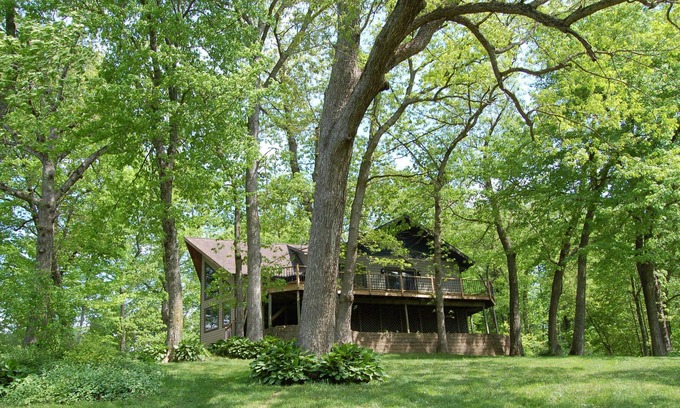 Langworthy Cabin | Beautiful, secluded, waterfront house on Lake Delhi in Iowa.