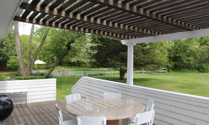 Sagaponack House | Beautiful Setting in the Hamptons with Pool & Tennis Court.