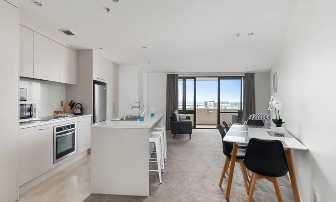 Newton Apartment | Beautiful Sky Tower View w/Parking: Zodiak Stays