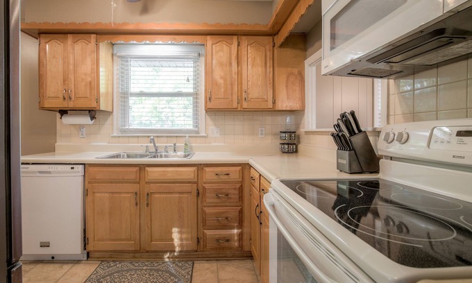 South Kansas City House | Beautiful South Kansas City Home- Be Anywhere in No Time!