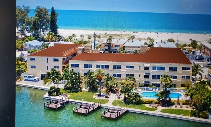 Treasure Island Condo | Beautiful, spacious Condo with Spectacular Beach to Bay Views