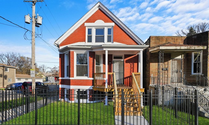 Chicago Lawn House | Beautiful spacious 6-Bedroom Home with 2 Baths – Perfect for Large Families