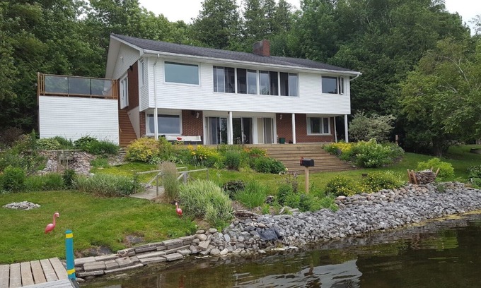 Selwyn Cottage | Beautiful Spacious Cottage on Lake Chemong