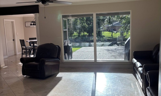 Lake Jackson House | Beautiful spacious home located on the Bayou.n25 min.from beach 55 from Houston.