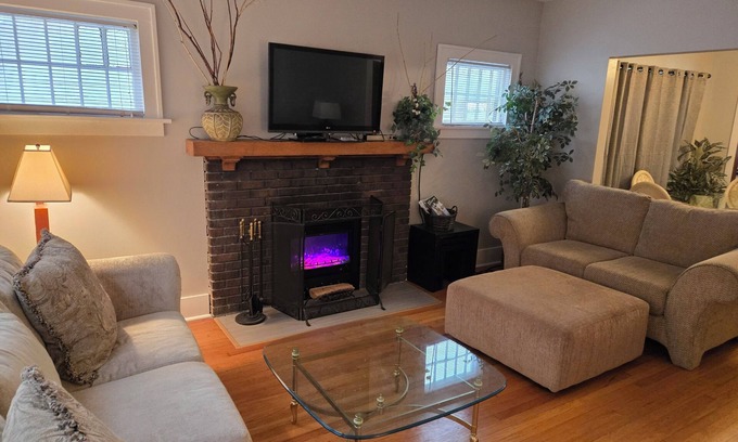 Midtown House | Beautiful Spacious Home - Near Charles Schwab Field- CWS, CHI Arena, Downtown nn