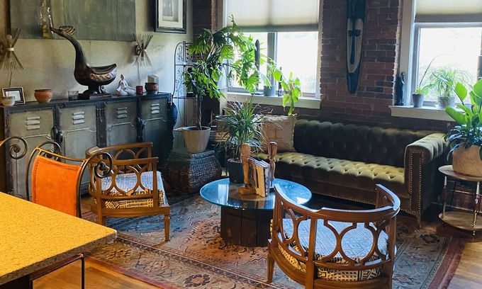 Windsor House | Beautiful Spacious Loft Style Townhome, 10 mins from train station and airport!