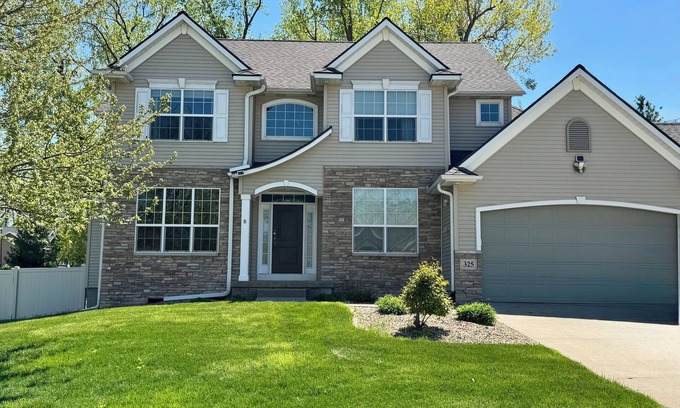 Cedar Rapids House | Beautiful & Spacious 6-bedroom house with Entertainment