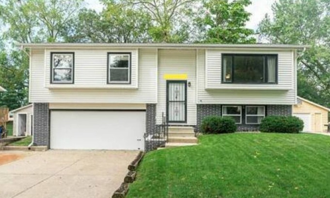 Cedar Rapids - Iowa City House | Beautiful Split-level home NE Cedar Rapids