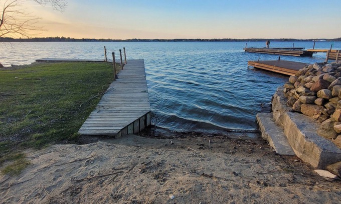 Howe Island Cottage | Beautiful St Lawrence waterfront cottage