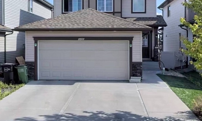 Southeast Edmonton House | Beautiful Stay A/C at Ellerslie @ Charlesworth in Edmonton AB