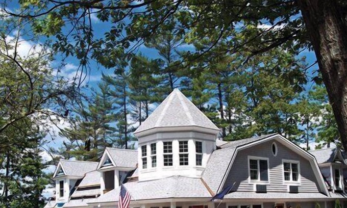 Edgecomb Apartment | Beautiful studio unit at resort, sleeps 4