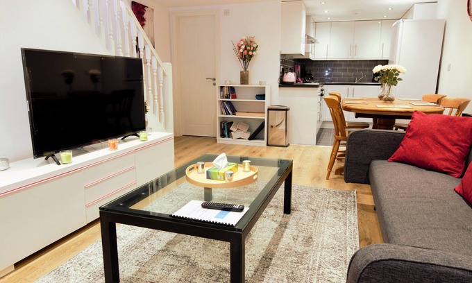 Peninsula Condo | BEAUTIFUL STYLISH 2 BEDROOM APARTMENT IN THE HEART OF GREENWICH