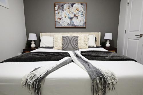 Southwest Edmonton House | Beautiful Suite King Bed,Long Stays,Disney,Airport