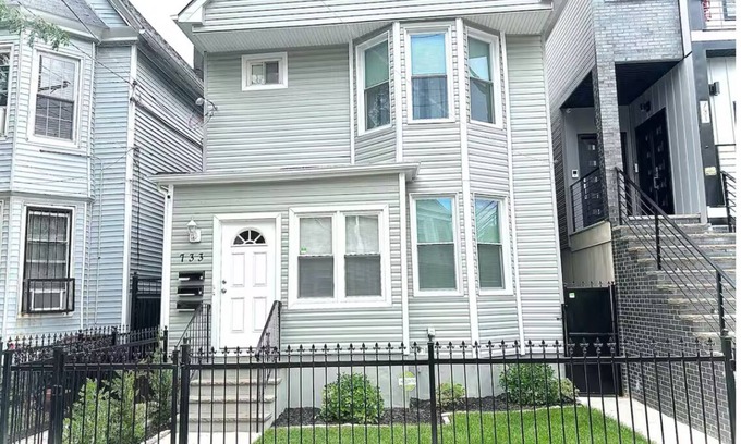Ampere House | Beautiful Suite Mins to EWR & NYC