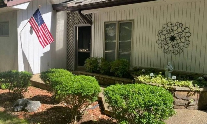 Hot Springs Village House | Beautiful townhome with large, sunny atrium and back deck. Sleepsn6.