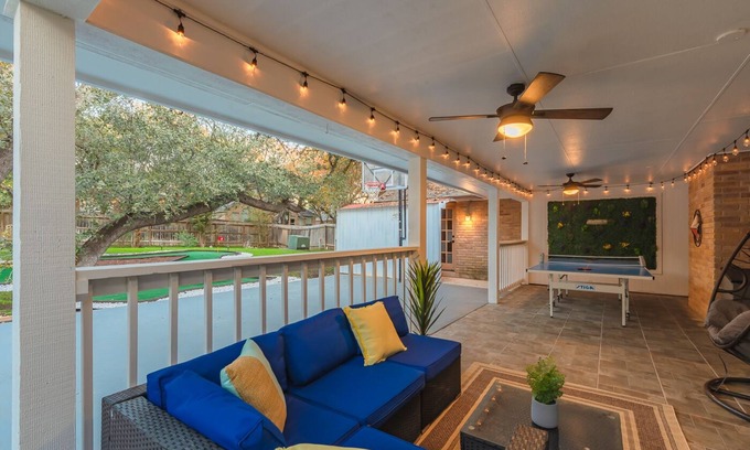 Vista Del Norte House | Beautiful Texas ranch house with Game Room, Private basketball court & Minigolf