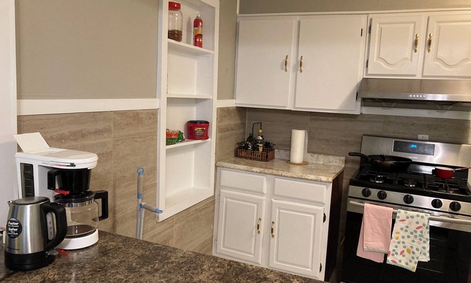 Jerome House | Beautiful three bedroom with AC and WiFi in Springfield