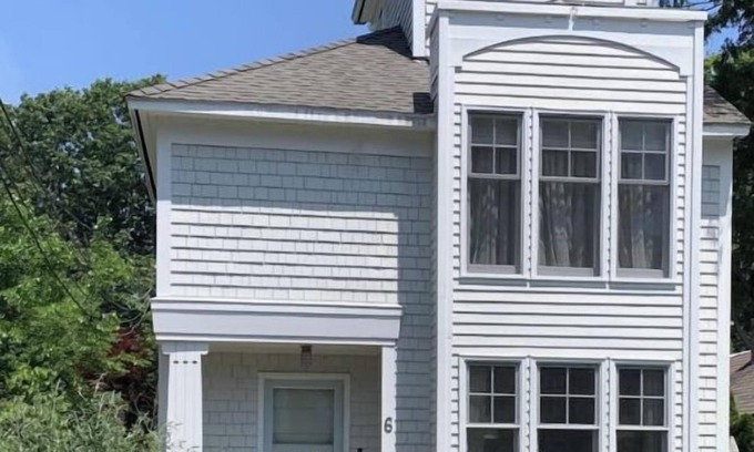 Branford House | Beautiful three-bedroom shoreline house
