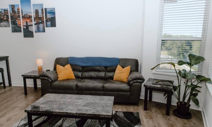 Indianapolis Condo | Beautiful Top Floor 1BR with Free Parking & River View