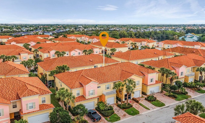 Biggar House | Beautiful townhome close to Beaches and Healthpark