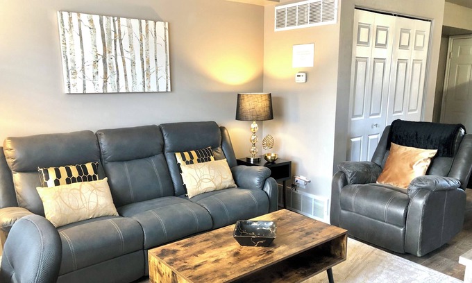 Clearfield House | BEAUTIFUL TOWNHOME!! FAST WIFI, 5 MIN TO HAFB.