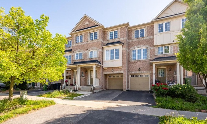 Clairlea - Birchmount Apartment | Beautiful Townhouse In Toronto