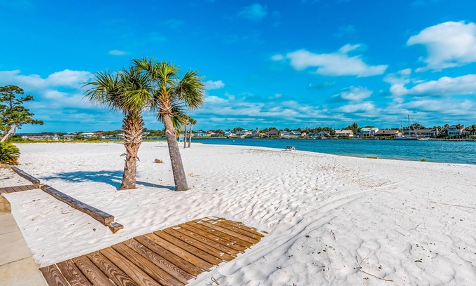 Sunset Pass House | Beautiful townhouse with community pool, hot tub, gym & private beach