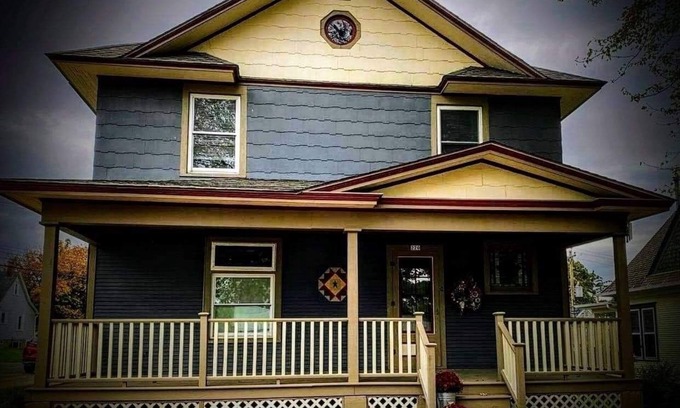 Elizabeth House | Beautiful turn of the century home in Elizabeth,Il 10 minutes from Galena