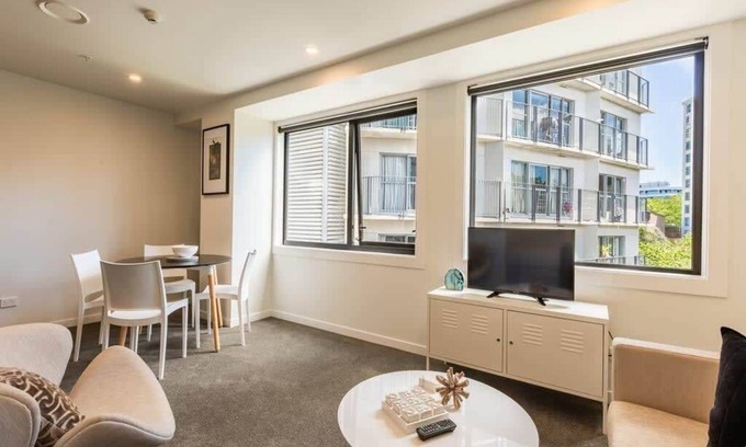 Newton Apartment | Beautiful Two Bedroom Apartment next to Myers Park