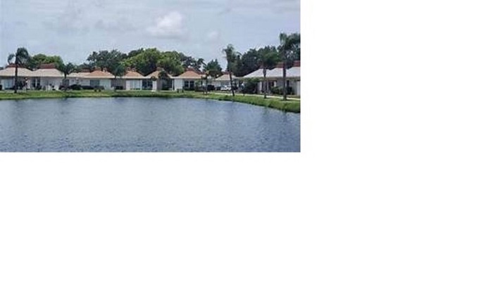 Holiday Condo | Beautiful updated Condo on the Lake