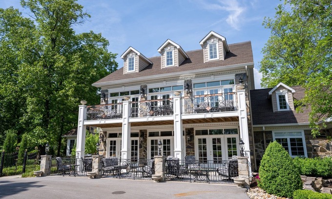 Carbondale House | Beautiful, Upscale, and Waiting For You!