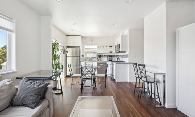 South Berkeley House | Beautiful upstairs 3-bedrm 1.5 Ba flat in Berkeley, W/D in unit, fast WiFi