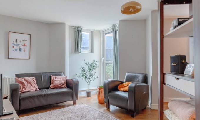 Hackney Central House | Beautiful Vibrant 2 BDR Home Balcony