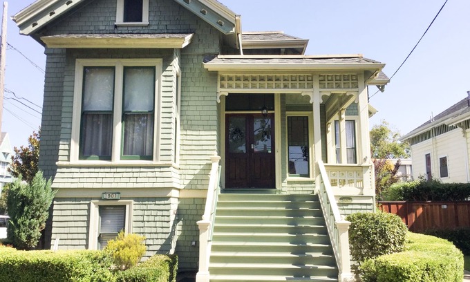 Alameda House | Beautiful Victorian Home- In the heart of Alameda. Minutes from San Francisco