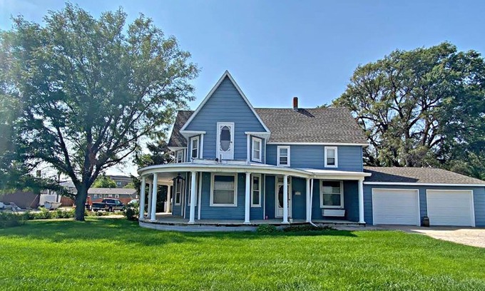 Hoxie Bed & Breakfast | Beautiful Victorian in rural northwest Kansas
