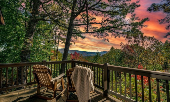 Gatlinburg - Pigeon Forge Cabin | Beautiful View! Cozy! Privacy, Pet Friendly! Hot Tub! Pool/Fishing Pond access!