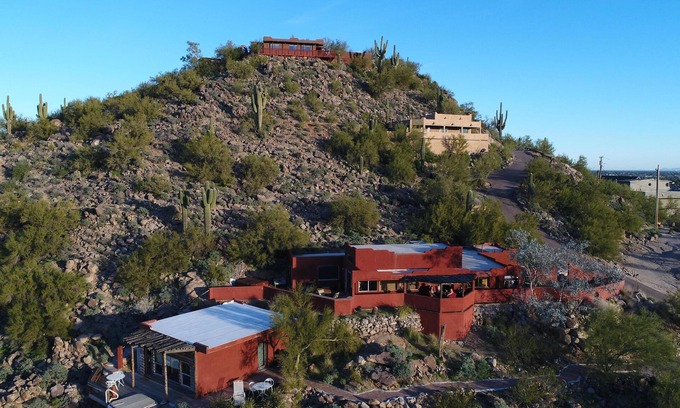 Paradise Valley Village House | BEAUTIFUL VIEW, UNIQUE, PRIVATE MOUNTAIN, GREAT LOCATION (2 Bedroom)