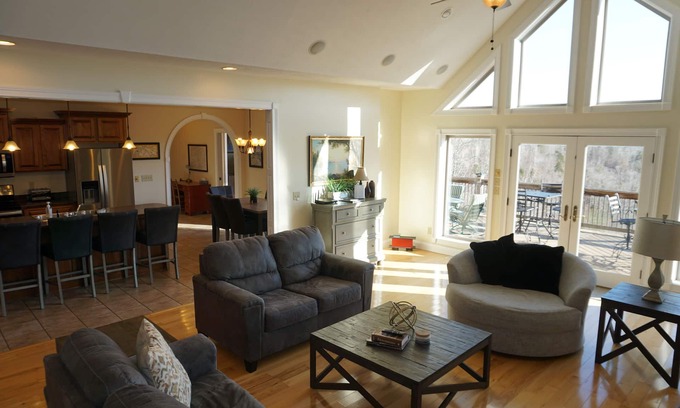 Albany House | Beautiful Views of Dale Hollow Lake, 5 bedroom, sleeps 15