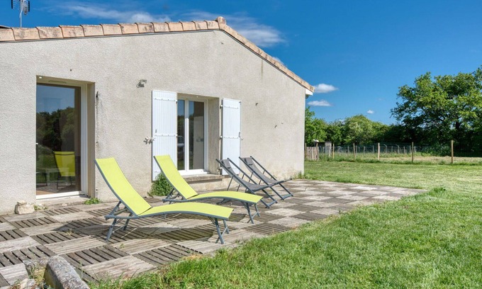 Gaillan-en-Medoc House | Beautiful villa for 6 people with WIFI, TV, terrace, pets allowed and parking
