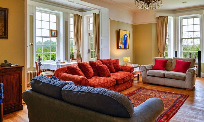 Carlisle House | Beautiful villa for 19 guests with WIFI, hot tub, TV, terrace and pets allowed