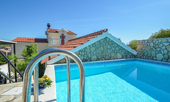 Sonkovic House | Beautiful villa for 5 people with WIFI, A/C, private pool, TV and terrace