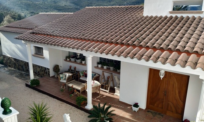 Llanca House | Beautiful villa in a quiet residential area 8 minutes walk from the beach