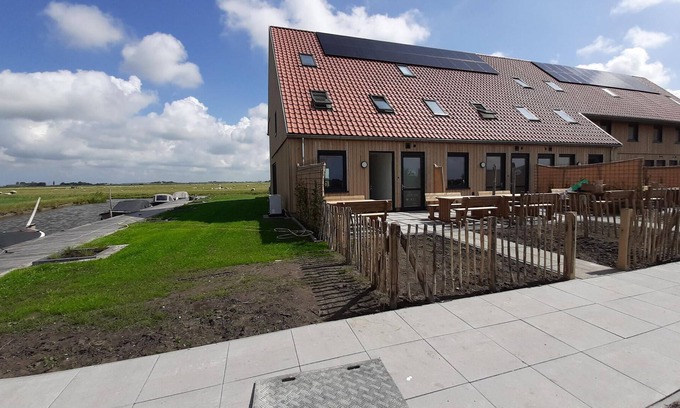 Leons House | Beautiful villa on the Frisian water with garden