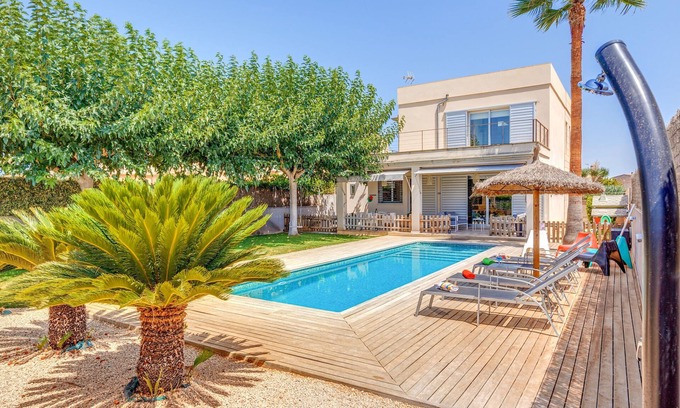 Porreres Villa | Beautiful Villa Ronda Estación with Pool, Terrace, Garden, Wi-Fi & Air Conditioning; Street Parking Available